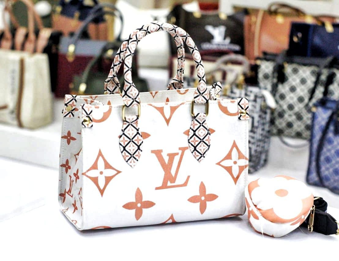 LOUIS VUITTON Shoulder Bag
2 Piecs Set I Brand Belt I Brand Dustbag I Brand Box