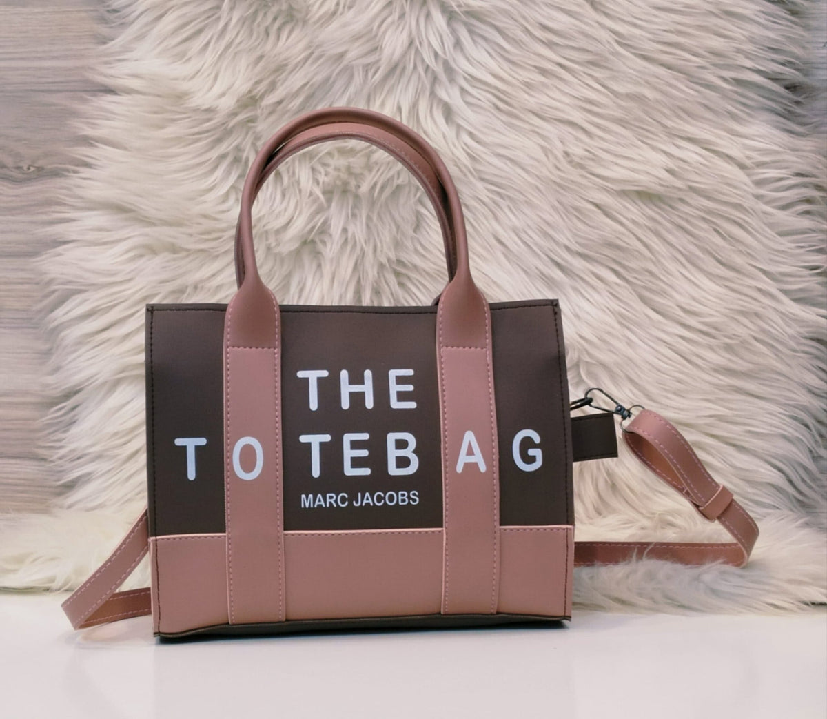 MARC JACOBS
THE TOTE BAG
Handbag PU leather with Long Belt