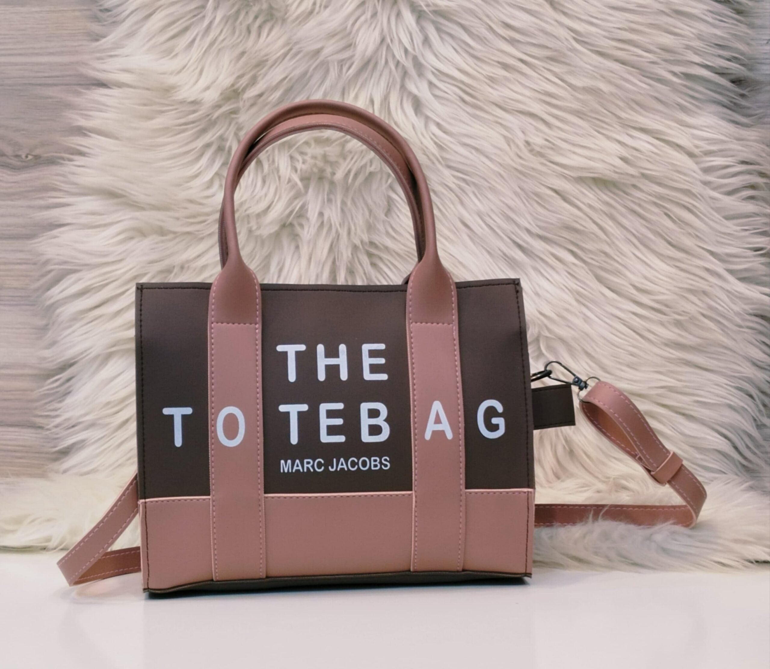 MARC JACOBS
THE TOTE BAG
Handbag PU leather with Long Belt
