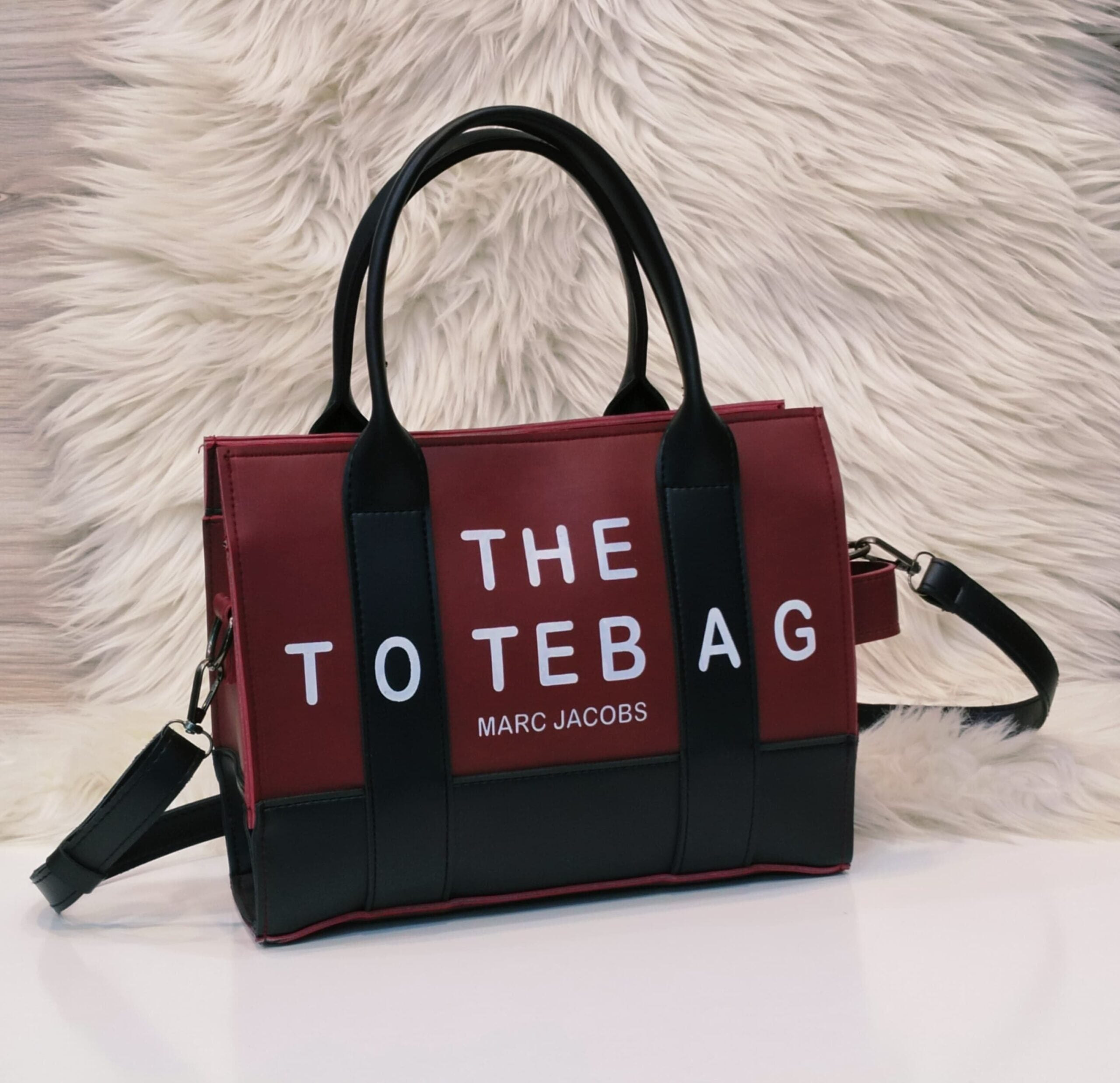 MARC JACOBS
THE TOTE BAG
Handbag PU leather with Long Belt