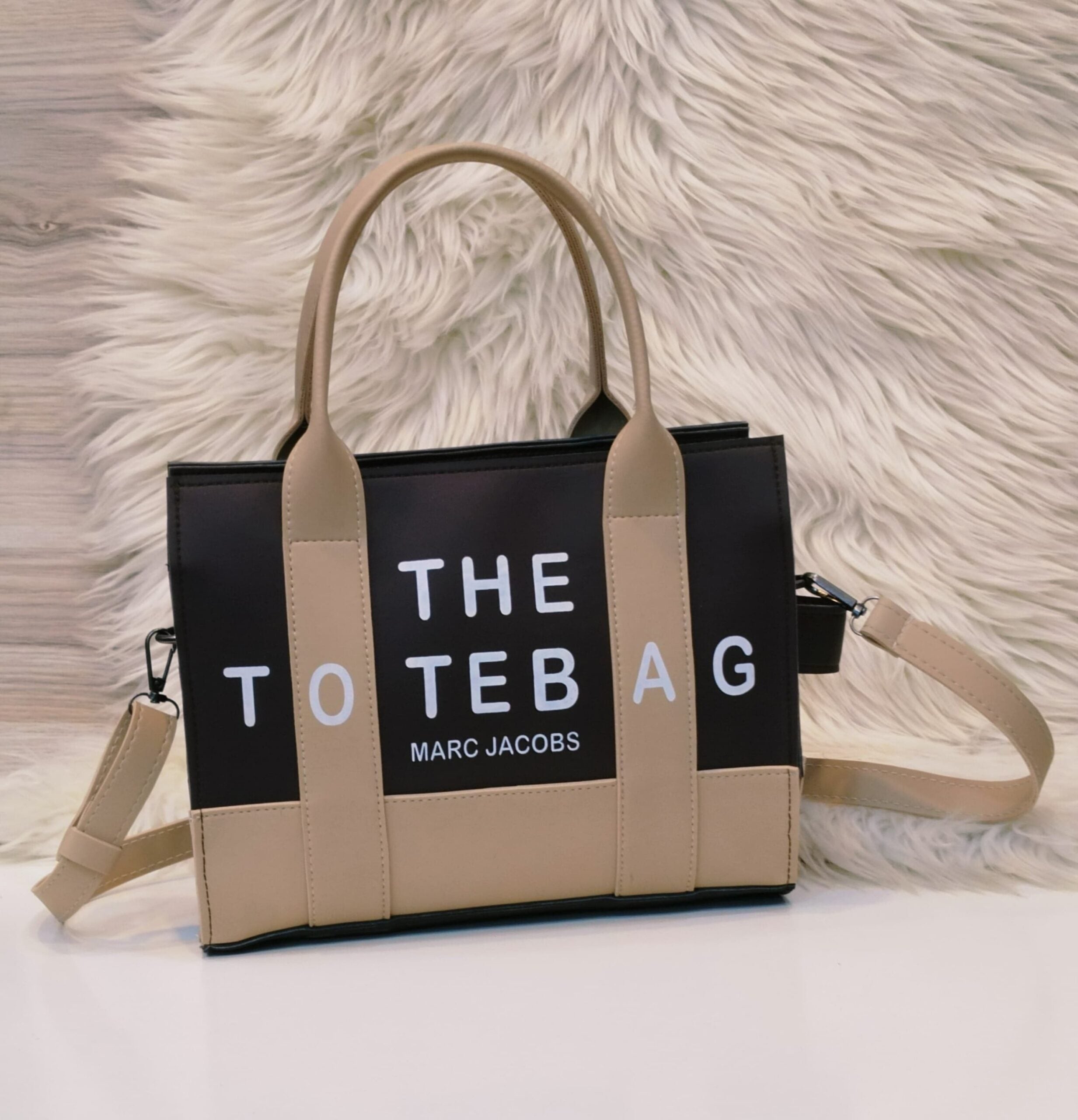 MARC JACOBS
THE TOTE BAG
Handbag PU leather with Long Belt
