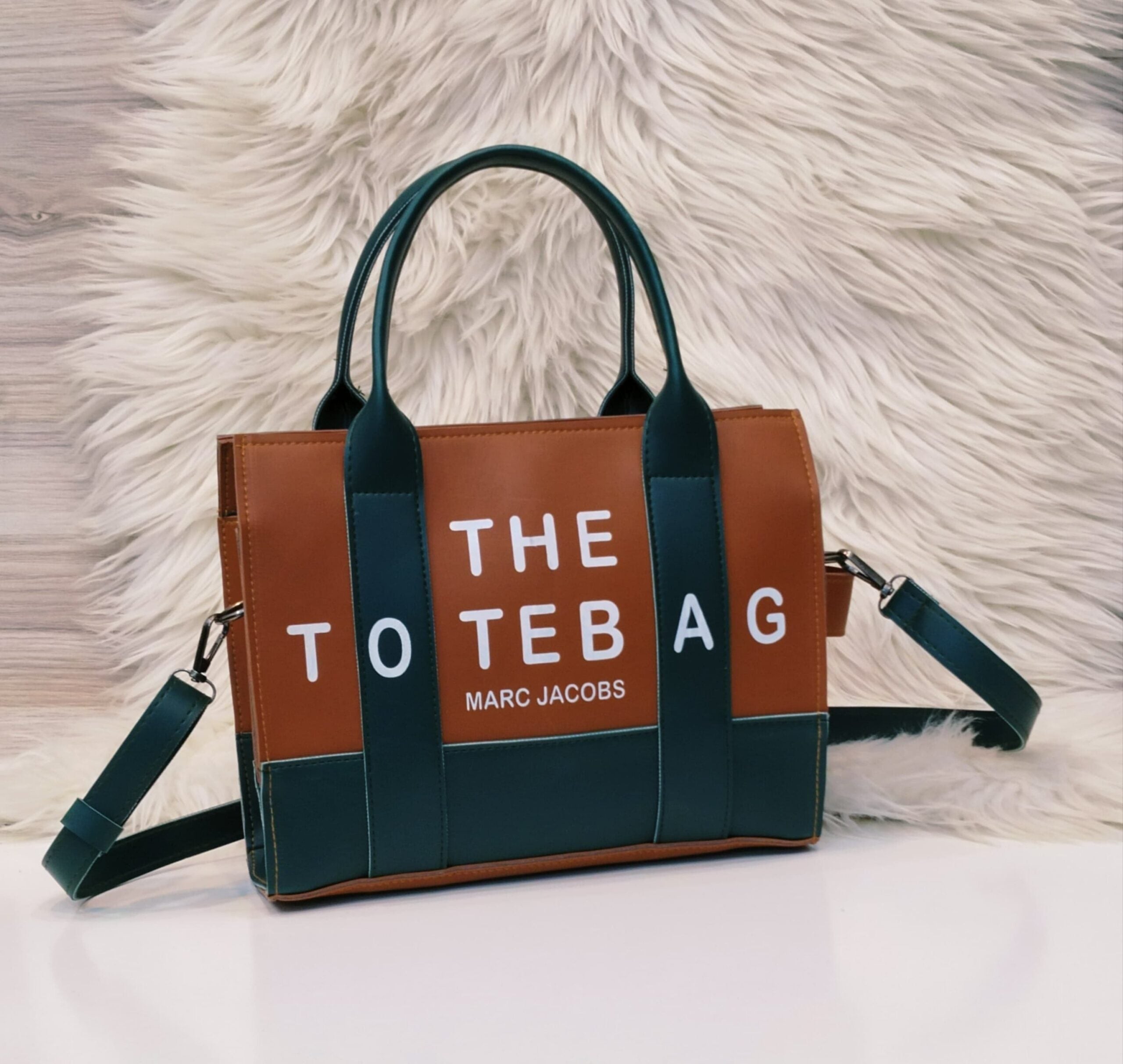 MARC JACOBS
THE TOTE BAG
Handbag PU leather with Long Belt