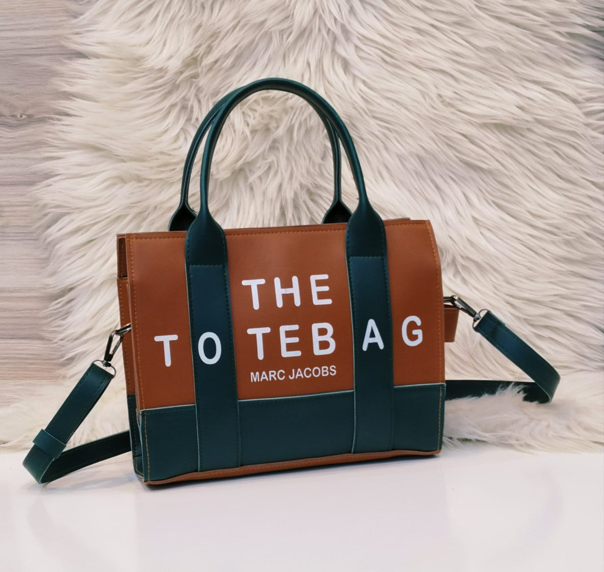 MARC JACOBS
THE TOTE BAG
Handbag PU leather with Long Belt