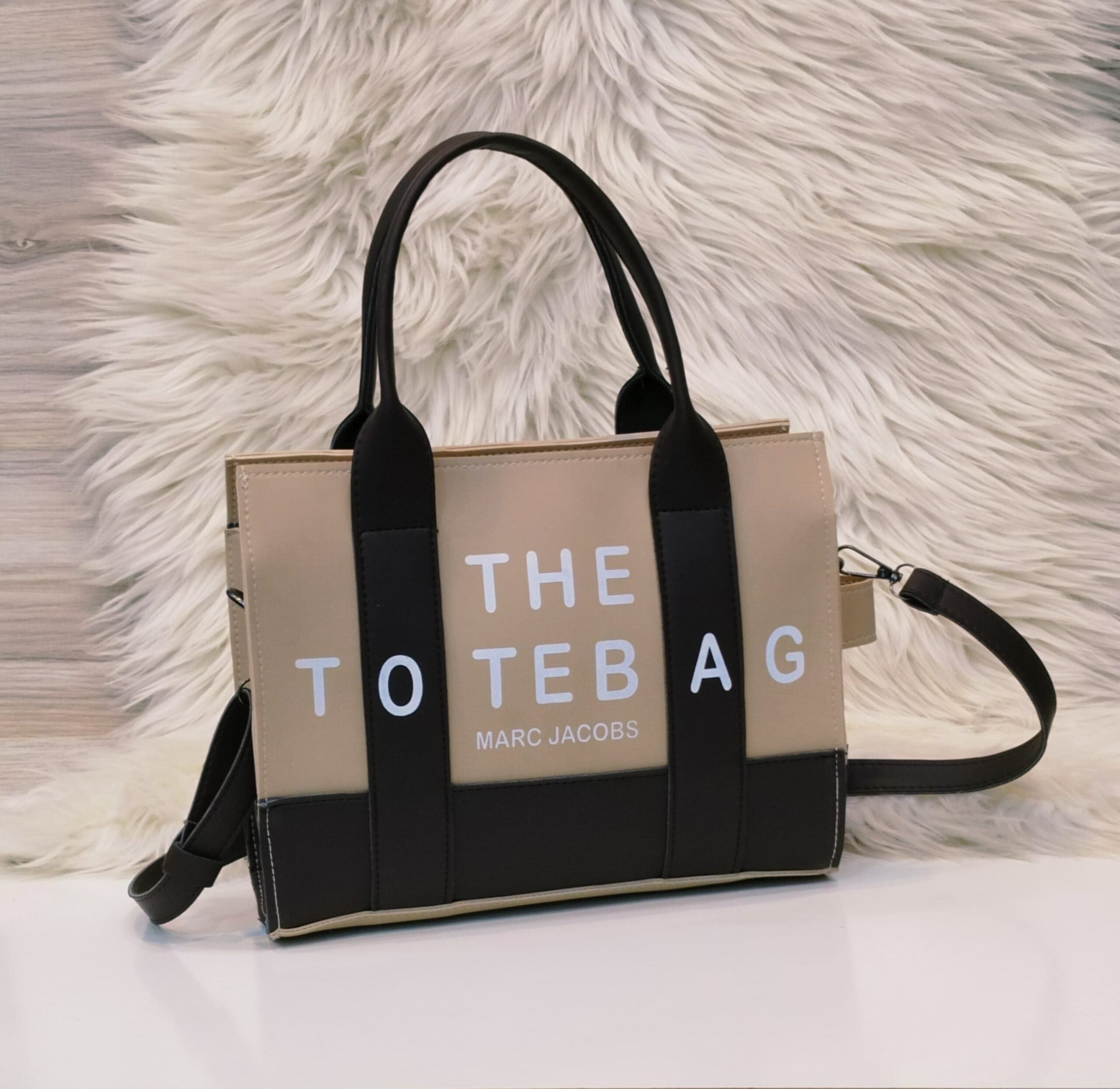 MARC JACOBS
THE TOTE BAG
Handbag PU leather with Long Belt