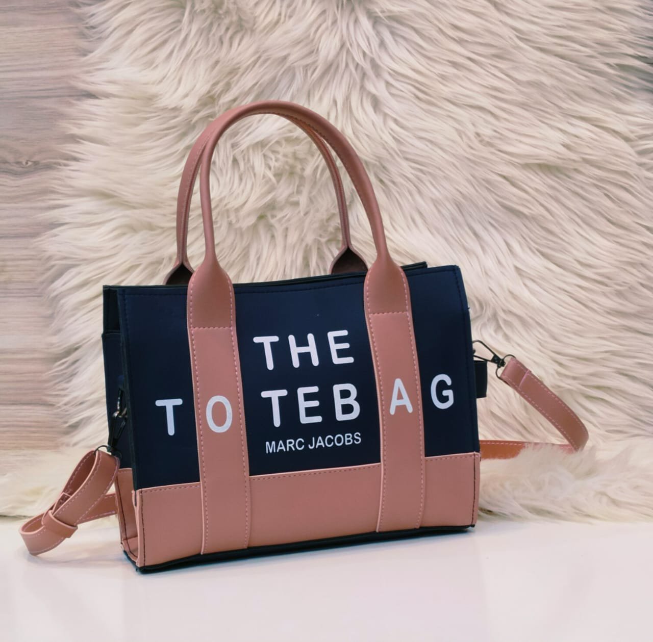 MARC JACOBS
THE TOTE BAG
Handbag PU leather with Long Belt