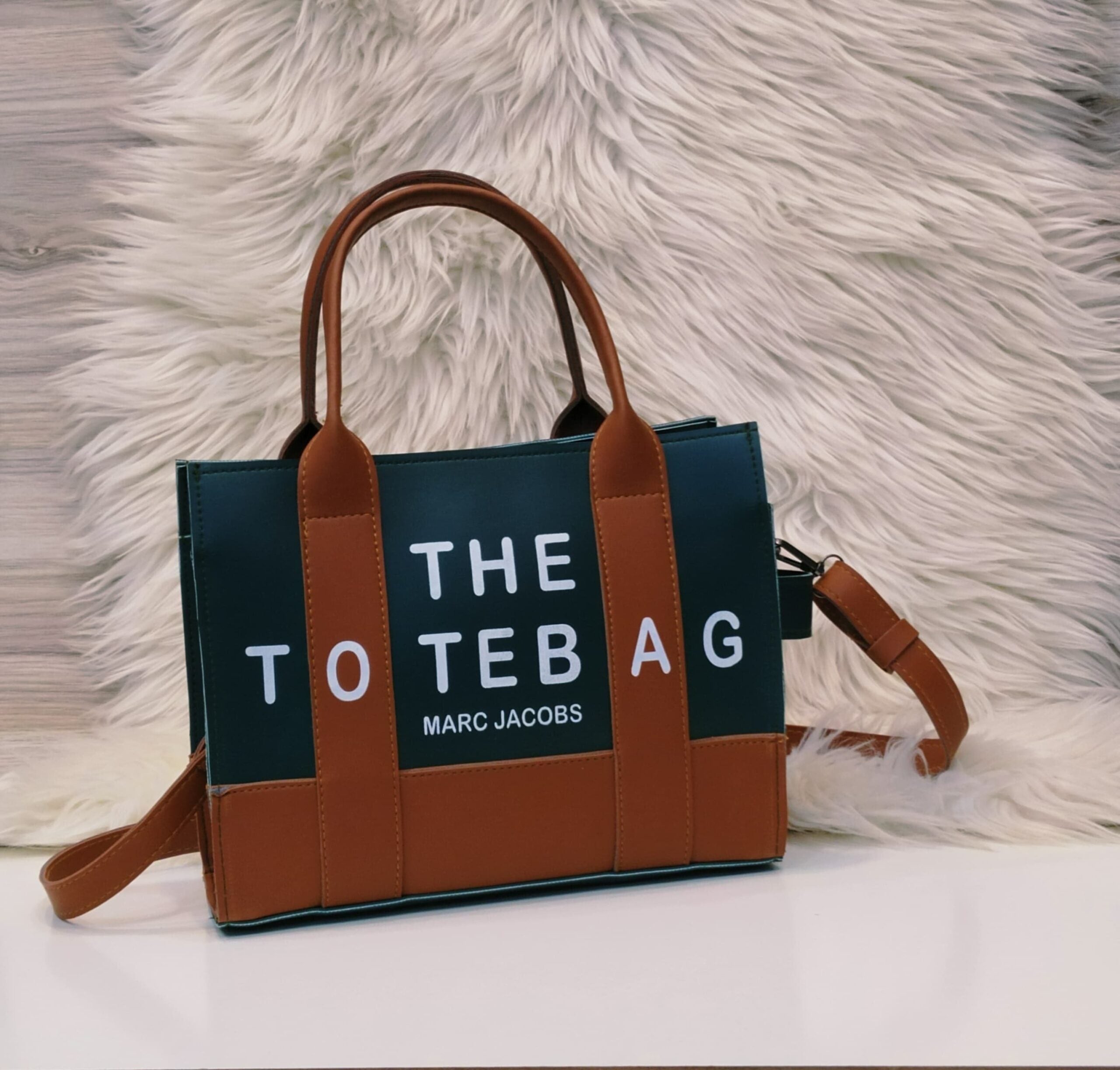 MARC JACOBS
THE TOTE BAG
Handbag PU leather with Long Belt